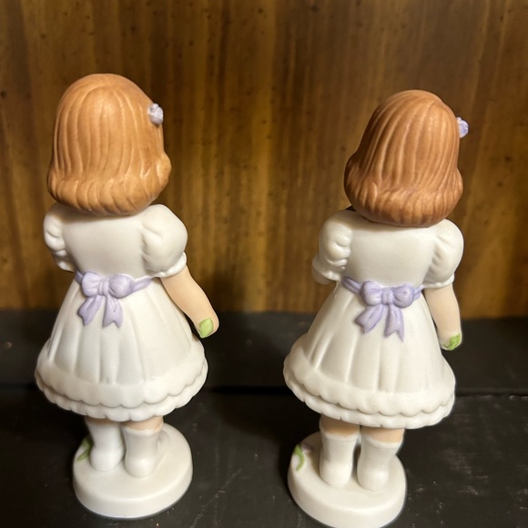 Enesco Growing Up Girls Set Of 2 Brunette Communion Figurine 1991 - Picture 5 of 5